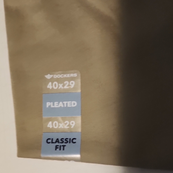 Dockers NWT Men's Classic Fit Pleated Khaki Pants 40x29 - Picture 3 of 4